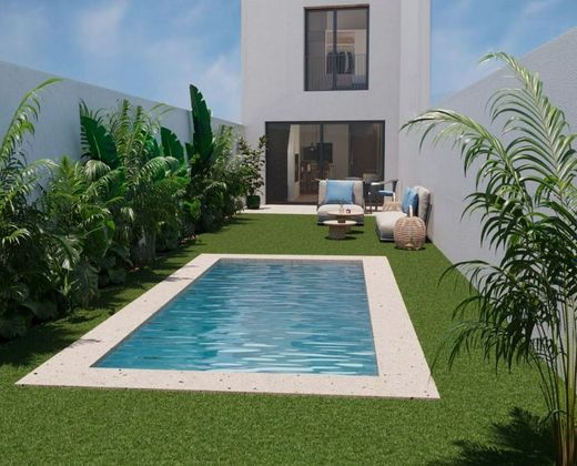 Foto 1 de Casa nova en venda a calle Sant Miquel de 4 habitacions amb piscina i jardí