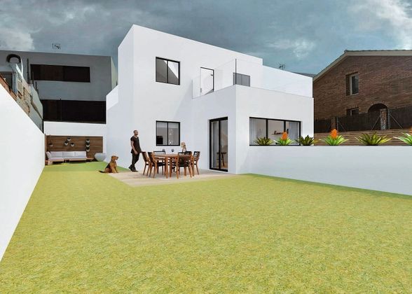 Foto 2 de Casa nova en venda a calle De Laixada de 4 habitacions amb jardí