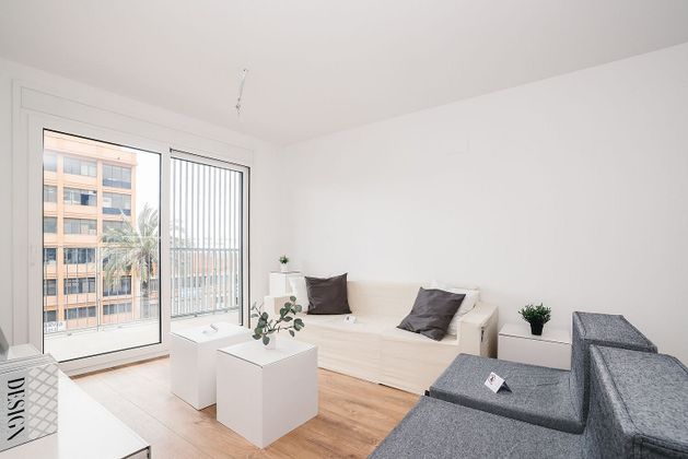 Foto 1 de Venta de piso nuevo en calle Carrilet de 3 habitaciones y 84 m²