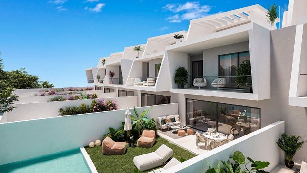 Foto 1 de Casa nova en venda a calle República Dominicana de 3 habitacions amb piscina i jardí