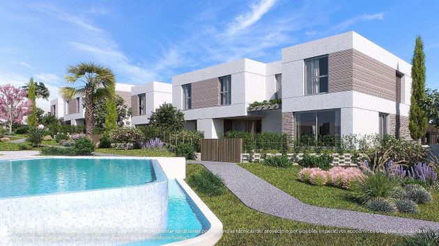 Foto 2 de Casa nova en venda a calle Procuradores de Los Tribunales de 4 habitacions amb piscina i jardí