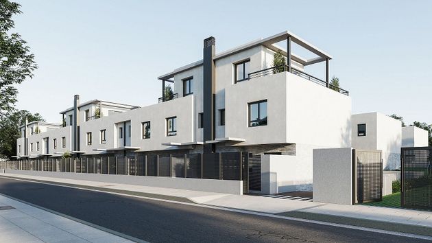Foto 2 de Casa nueva en venta en calle Valle del Cabriel de 3 habitaciones con piscina y jardín