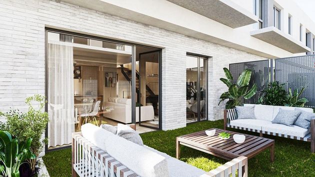 Foto 1 de Casa nova en venda a calle Valle del Cabriel de 3 habitacions amb piscina i jardí