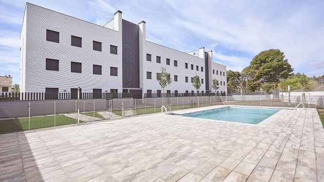 Foto 1 de Pis nou en venda a calle Josep Roig i Raventós de 4 habitacions amb piscina i jardí