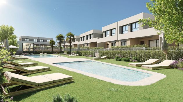Foto 1 de Venta de casa nueva en calle Constanza de Avilés de 4 habitaciones con piscina y jardín