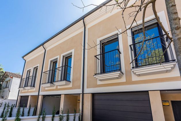 Foto 2 de Casa nova en venda a calle Torres Vilaro de 4 habitacions amb jardí