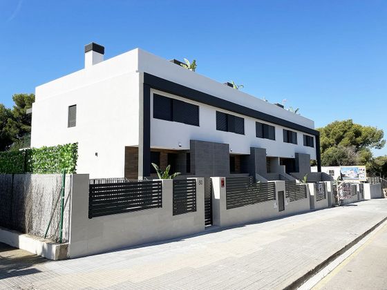 Foto 2 de Casa nova en venda a calle Josep Gramunt i Subiela de 4 habitacions amb piscina i jardí