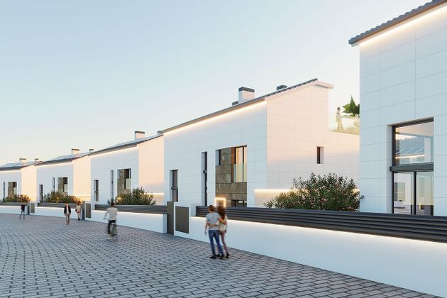 Foto 1 de Casa nueva en venta en calle Març de 4 habitaciones con piscina y jardín