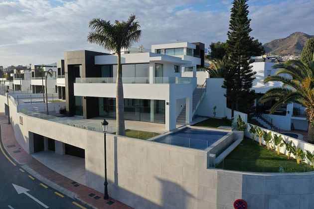 Foto 2 de Casa nova en venda a calle Chimenea de 3 habitacions amb piscina i jardí