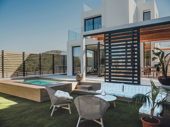 Foto 1 de Casa nova en venda a calle Sant Ferran de 3 habitacions amb piscina i jardí