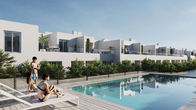 Foto 1 de Casa nova en venda a calle Luis Ocaña de 4 habitacions amb piscina i jardí