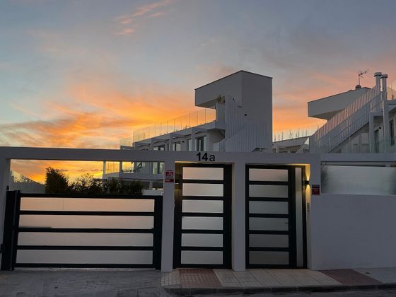 Foto 1 de Casa nova en venda a calle De Los Jazmines de 4 habitacions amb piscina i jardí