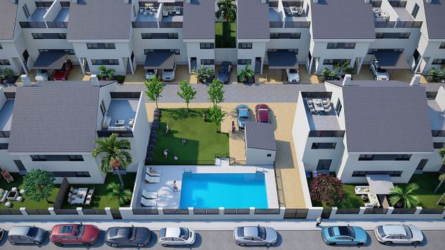 Foto 1 de Casa nueva en venta en calle Maria Guerrero de 4 habitaciones con piscina y jardín