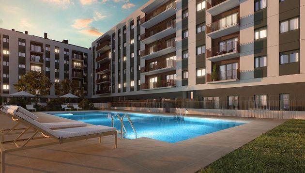 Foto 2 de Pis nou en venda a calle De Rubí de 3 habitacions amb piscina i jardí
