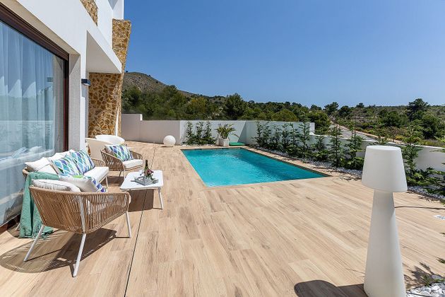 Foto 1 de Casa nova en venda a calle Rey Alfonso XII de 4 habitacions amb piscina i jardí