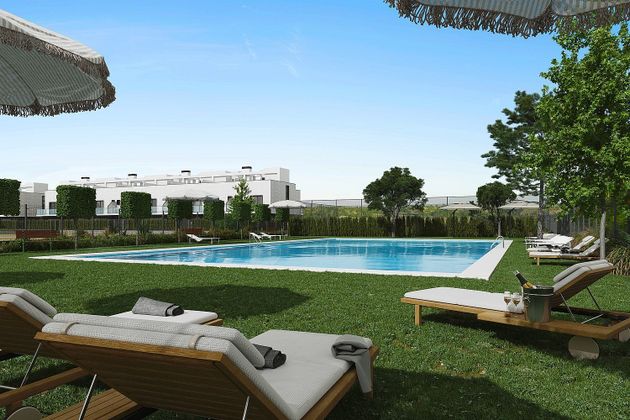 Foto 2 de Casa nova en venda a calle De Centaure de 4 habitacions amb piscina i jardí