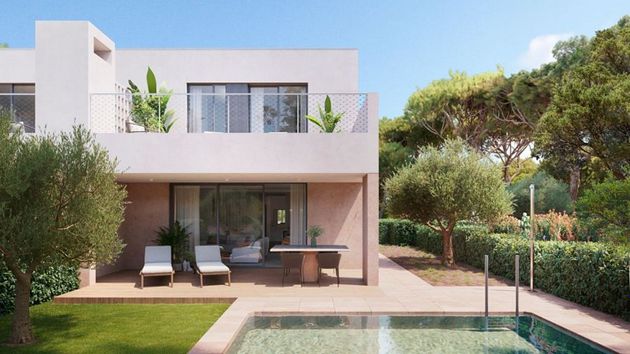 Foto 1 de Casa nova en venda a calle Pla de Masset de 4 habitacions amb piscina i jardí