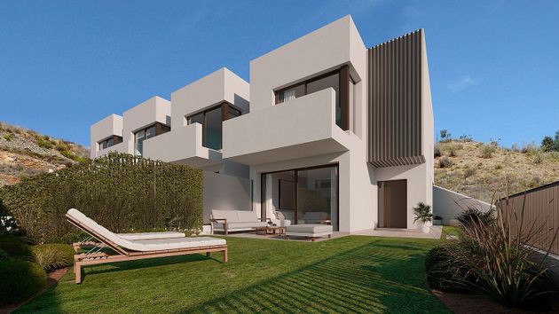 Foto 1 de Venta de casa nueva en calle Guadalquivir de 4 habitaciones con piscina y jardín