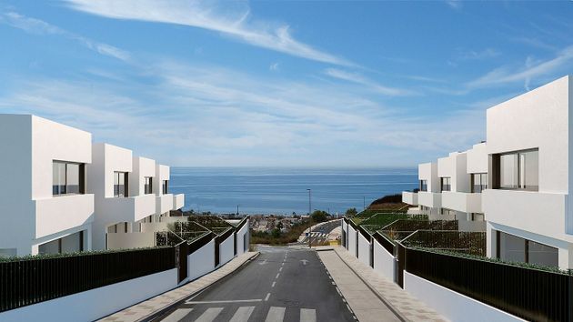 Foto 2 de Casa nova en venda a calle Guadalquivir de 4 habitacions amb piscina i jardí