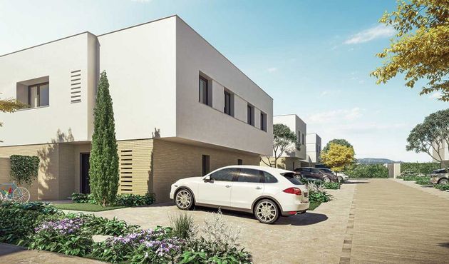 Foto 2 de Casa nova en venda a calle Carlos Benítez Saurel de 4 habitacions amb jardí