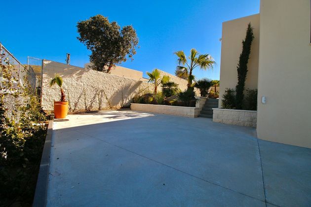 Foto 2 de Casa nueva en venta en calle De Los Angeles Esquina Sierra Magina de 3 habitaciones con piscina y jardín