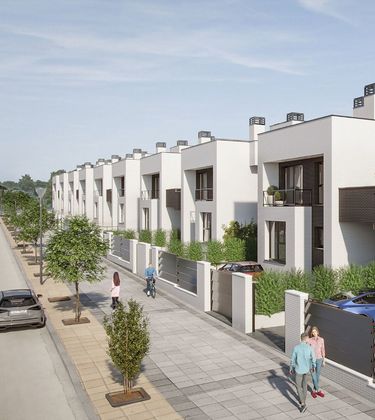 Foto 2 de Casa nova en venda a calle Bruselas de 4 habitacions amb jardí