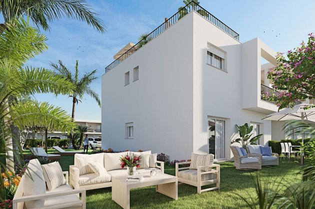 Foto 2 de Casa nova en venda a calle Portus Gaditanus Manzanas M y M Campo de Golf & Croquet de 4 habitacions amb piscina i jardí