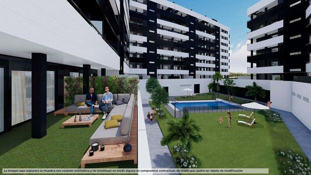 Foto 2 de Piso nuevo en venta en calle De Los Arqueros de 3 habitaciones con piscina y ascensor