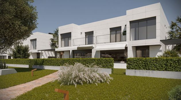 Foto 2 de Casa nova en venda a calle Termas de Caracalla de 5 habitacions amb jardí