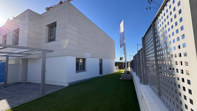Foto 2 de Casa nova en venda a calle Víctimas del Terrorismo de 4 habitacions amb jardí