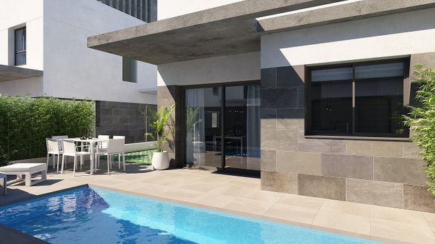 Foto 1 de Casa nueva en venta en calle Violetas de 4 habitaciones con piscina y jardín