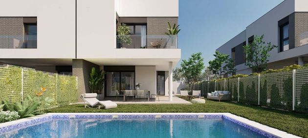 Foto 1 de Venta de casa nueva en polígono Ue Entrenúcleos de 5 habitaciones con piscina y jardín