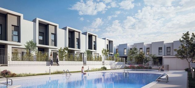 Foto 1 de Casa nueva en venta en calle Uh Pp Sen de 4 habitaciones con piscina y jardín