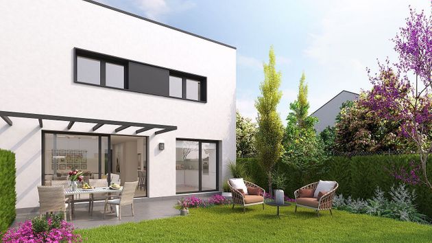 Foto 1 de Casa nueva en venta en calle Ernest Lluch de 4 habitaciones con piscina y jardín