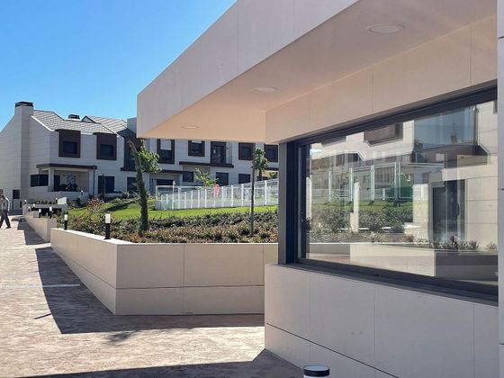 Foto 2 de Casa nova en venda a avenida Del Delta del Ebro de 4 habitacions amb piscina i jardí