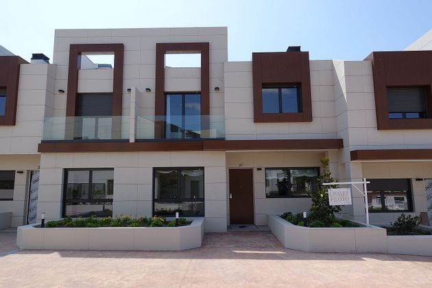 Foto 1 de Casa nueva en venta en avenida Del Delta del Ebro de 4 habitaciones con piscina y jardín