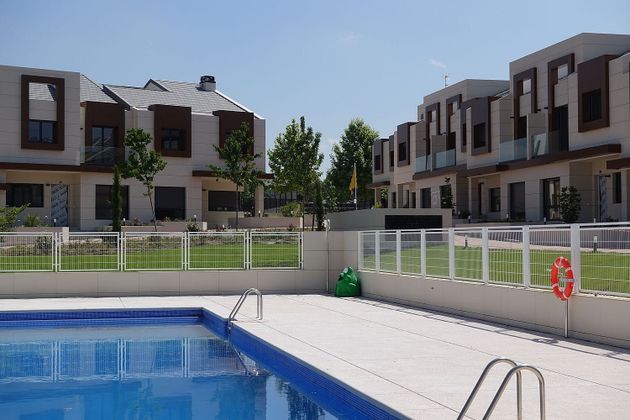 Foto 1 de Casa nova en venda a avenida Del Delta del Ebro de 5 habitacions amb piscina i jardí