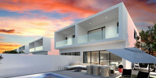 Foto 1 de Casa nova en venda a calle Astrolabio de 4 habitacions amb piscina i jardí