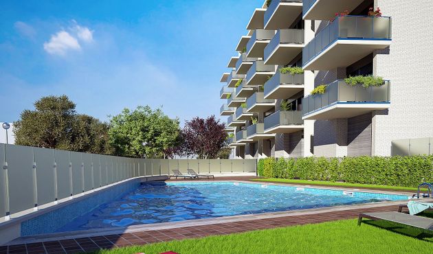 Foto 1 de Piso nuevo en venta en calle Pau Casals de 3 habitaciones con piscina y aire acondicionado