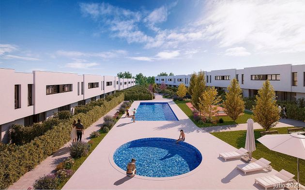 Foto 1 de Casa nova en venda a vía Gran de 3 habitacions amb piscina i jardí