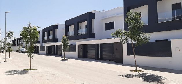 Foto 1 de Casa nova en venda a calle De la Unión de 4 habitacions amb piscina i jardí