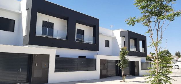 Foto 2 de Casa nova en venda a calle De la Unión de 4 habitacions amb piscina i jardí