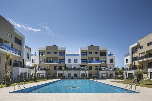 Foto 2 de Venta de piso nuevo en calle Matisse de 3 habitaciones con piscina y jardín