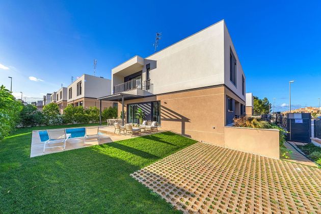 Foto 1 de Casa nova en venda a calle Ropit de 4 habitacions amb piscina i jardí