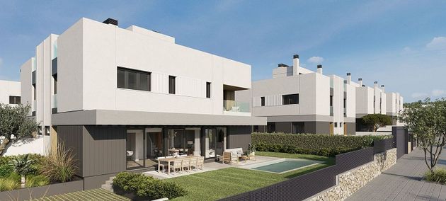 Foto 2 de Venta de casa nueva en calle L Oronella de 4 habitaciones con piscina y jardín
