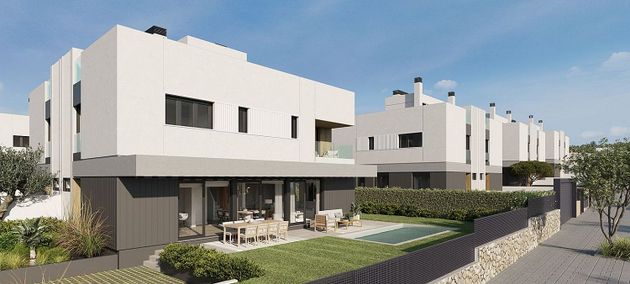 Foto 1 de Venta de casa nueva en calle L Oronella de 4 habitaciones con piscina y jardín