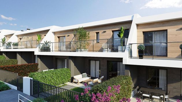Foto 2 de Casa nueva en venta en calle Jardines de Camarena II de 4 habitaciones con piscina y jardín