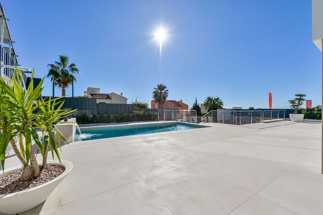 Foto 1 de Casa nova en venda a calle Roma de 4 habitacions amb piscina i jardí