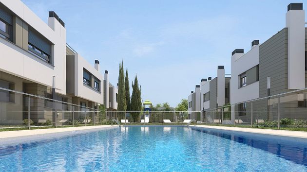 Foto 2 de Casa nova en venda a calle Valle del Cabriel de 3 habitacions amb jardí