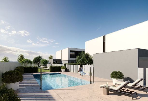 Foto 1 de Casa nova en venda a calle La Dehesa de 4 habitacions amb piscina i jardí